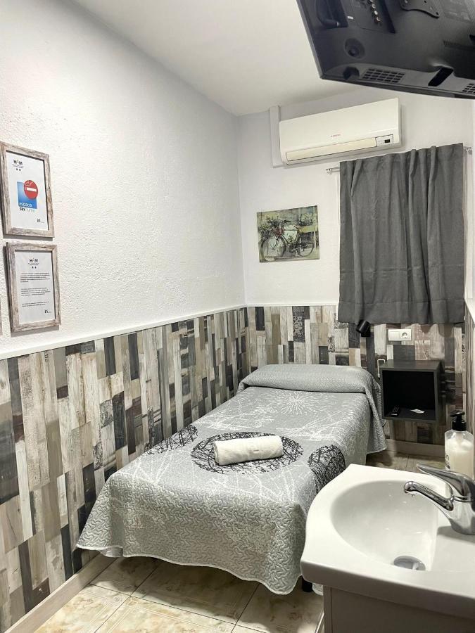 Hostal Restaurante Avenida De Madrid Terrassa Dış mekan fotoğraf