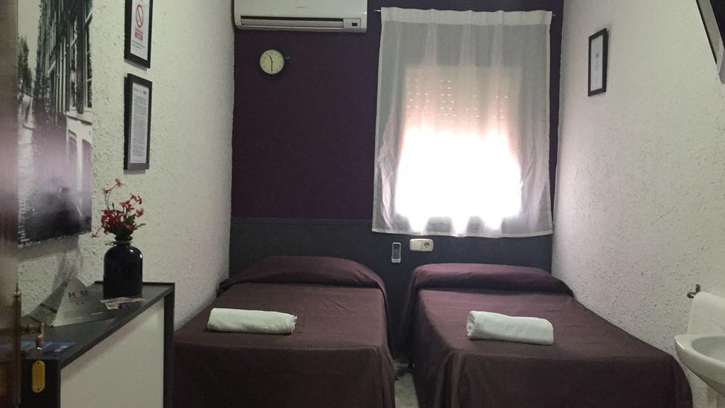Hostal Restaurante Avenida De Madrid Terrassa Dış mekan fotoğraf