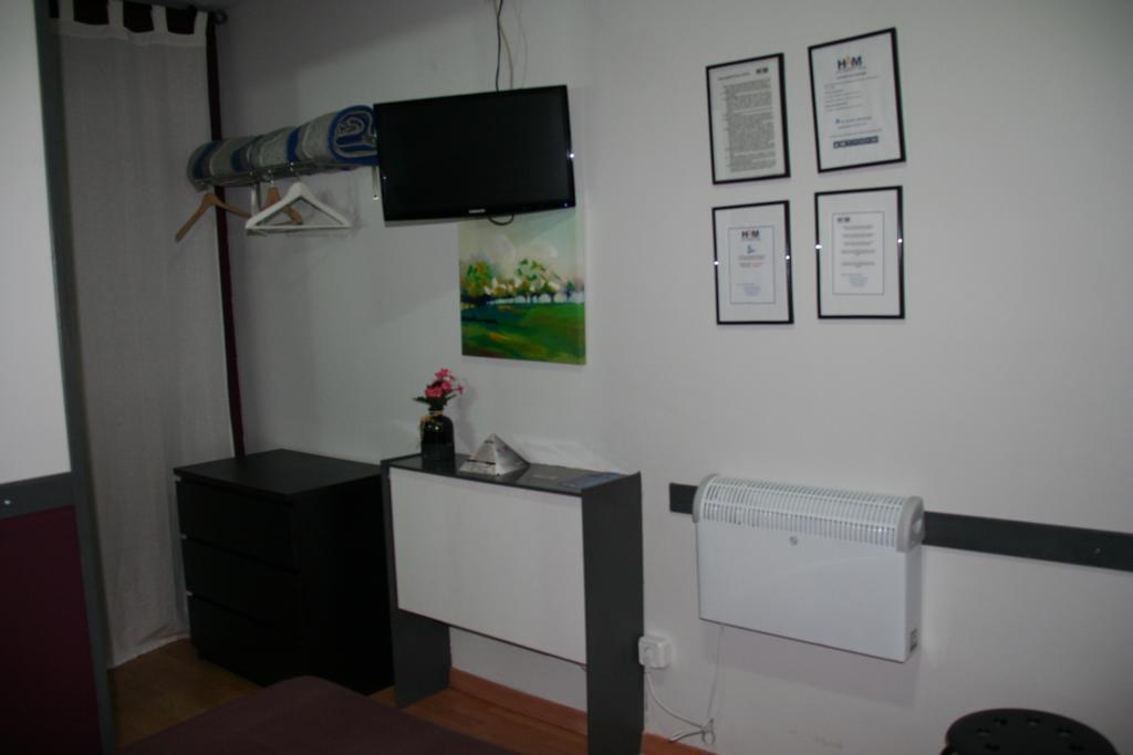 Hostal Restaurante Avenida De Madrid Terrassa Dış mekan fotoğraf