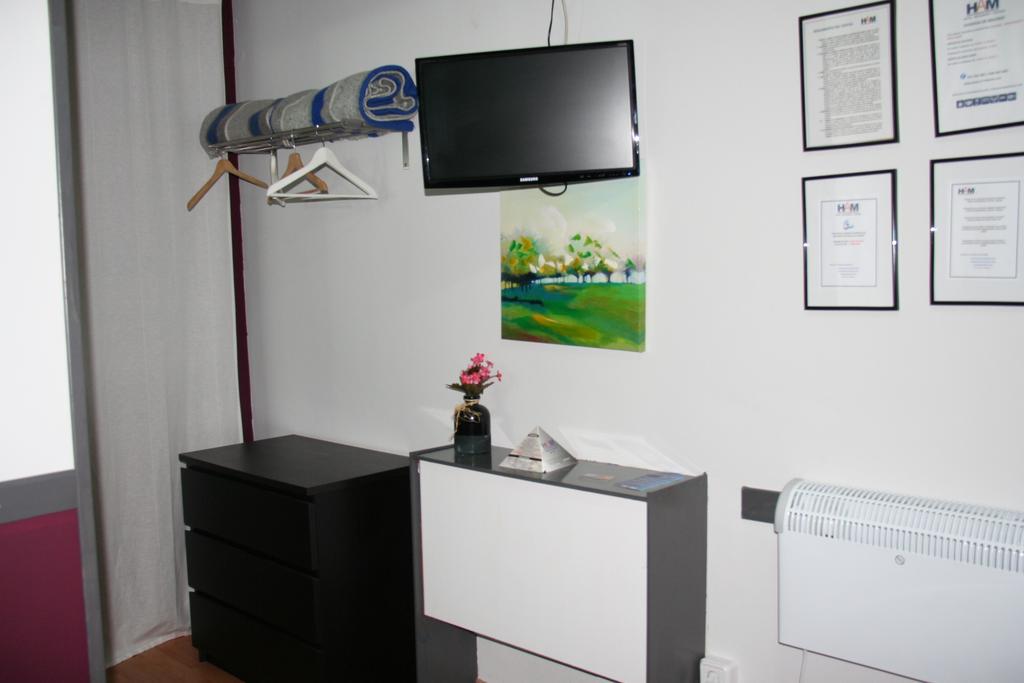 Hostal Restaurante Avenida De Madrid Terrassa Dış mekan fotoğraf