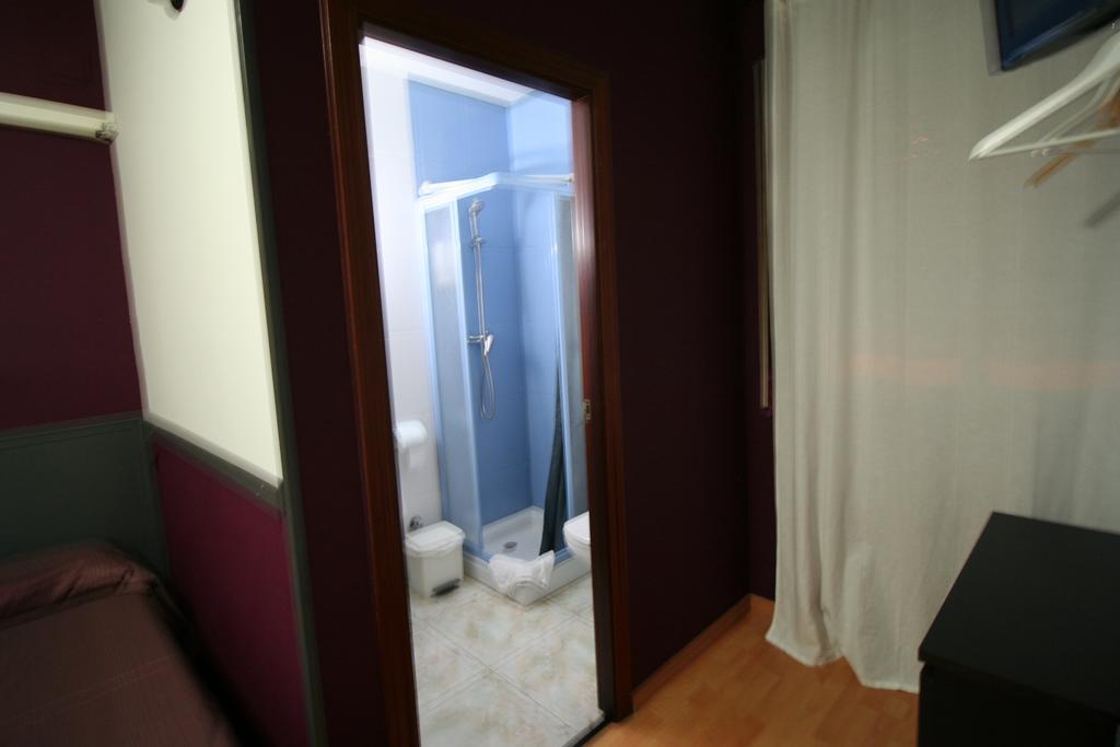 Hostal Restaurante Avenida De Madrid Terrassa Dış mekan fotoğraf