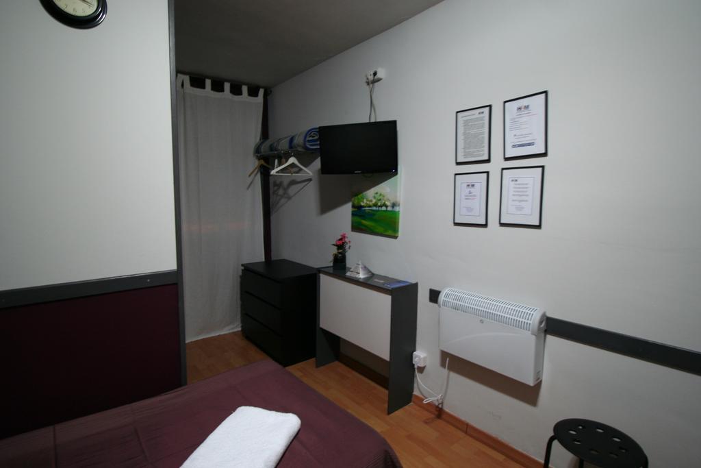 Hostal Restaurante Avenida De Madrid Terrassa Dış mekan fotoğraf