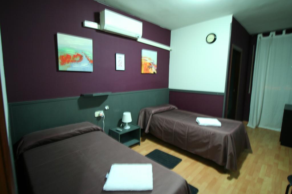 Hostal Restaurante Avenida De Madrid Terrassa Dış mekan fotoğraf