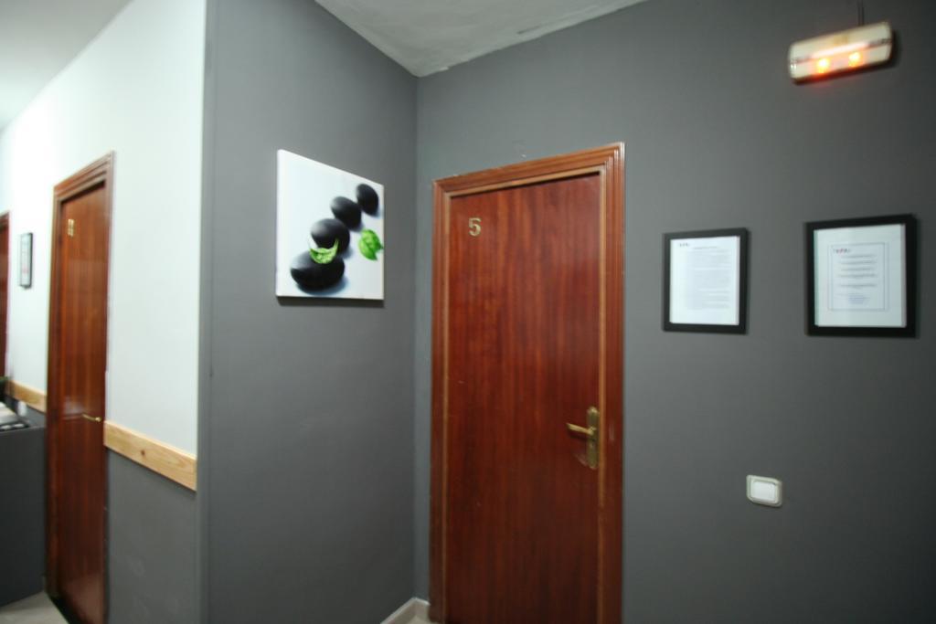 Hostal Restaurante Avenida De Madrid Terrassa Dış mekan fotoğraf