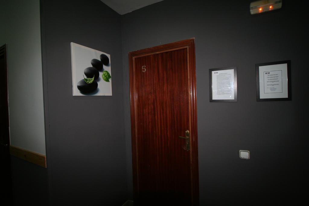 Hostal Restaurante Avenida De Madrid Terrassa Dış mekan fotoğraf