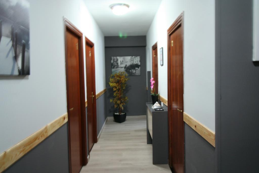 Hostal Restaurante Avenida De Madrid Terrassa Dış mekan fotoğraf