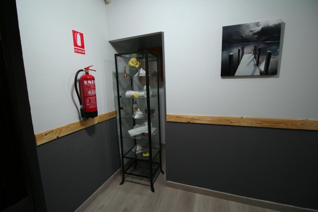 Hostal Restaurante Avenida De Madrid Terrassa Dış mekan fotoğraf