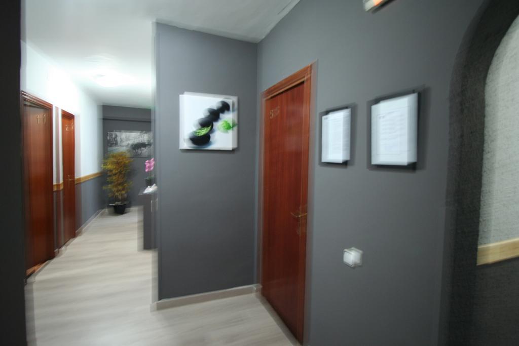 Hostal Restaurante Avenida De Madrid Terrassa Dış mekan fotoğraf