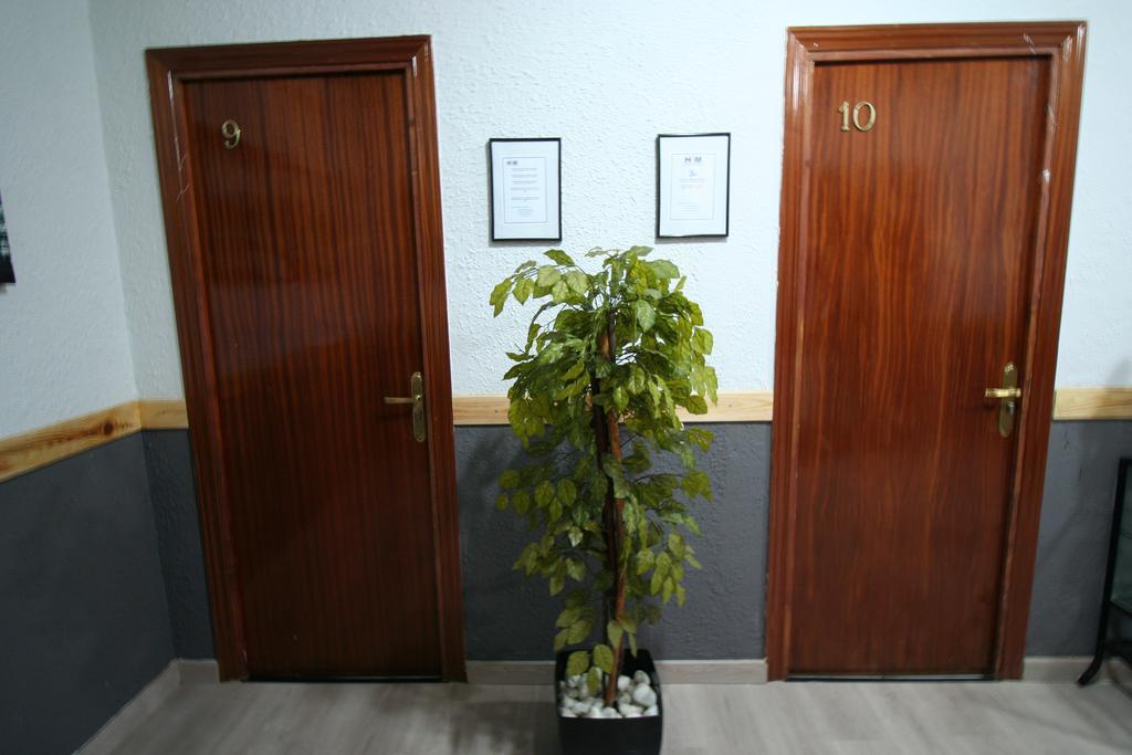 Hostal Restaurante Avenida De Madrid Terrassa Dış mekan fotoğraf