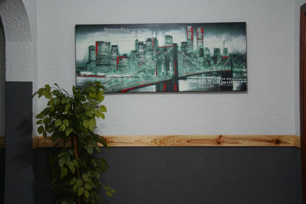 Hostal Restaurante Avenida De Madrid Terrassa Dış mekan fotoğraf