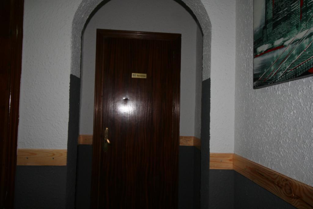 Hostal Restaurante Avenida De Madrid Terrassa Dış mekan fotoğraf