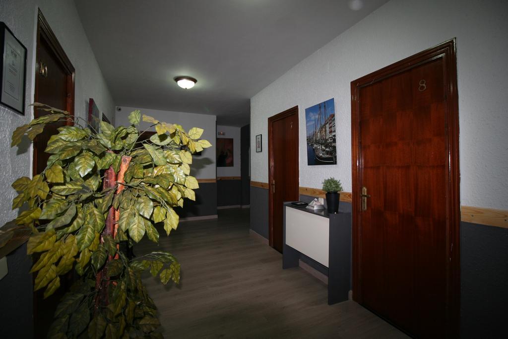 Hostal Restaurante Avenida De Madrid Terrassa Dış mekan fotoğraf