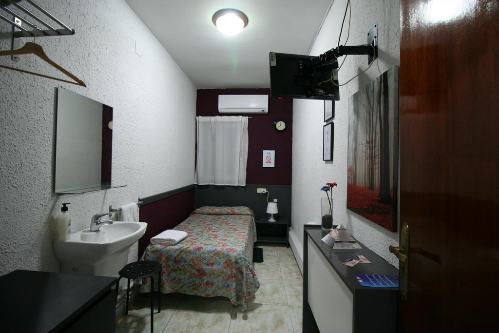 Hostal Restaurante Avenida De Madrid Terrassa Oda fotoğraf