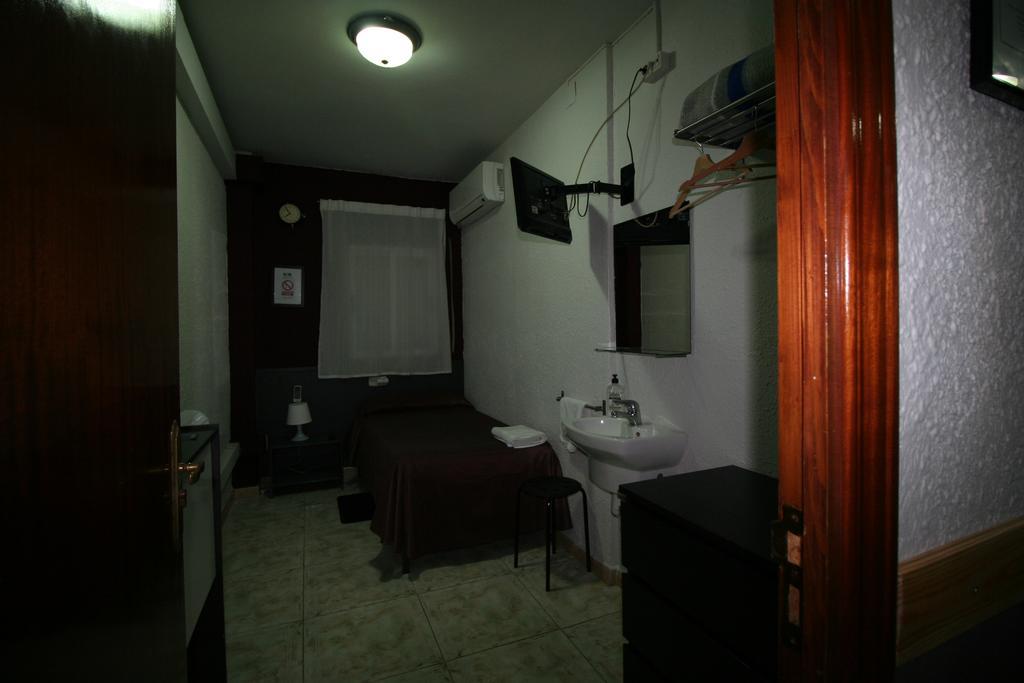 Hostal Restaurante Avenida De Madrid Terrassa Oda fotoğraf