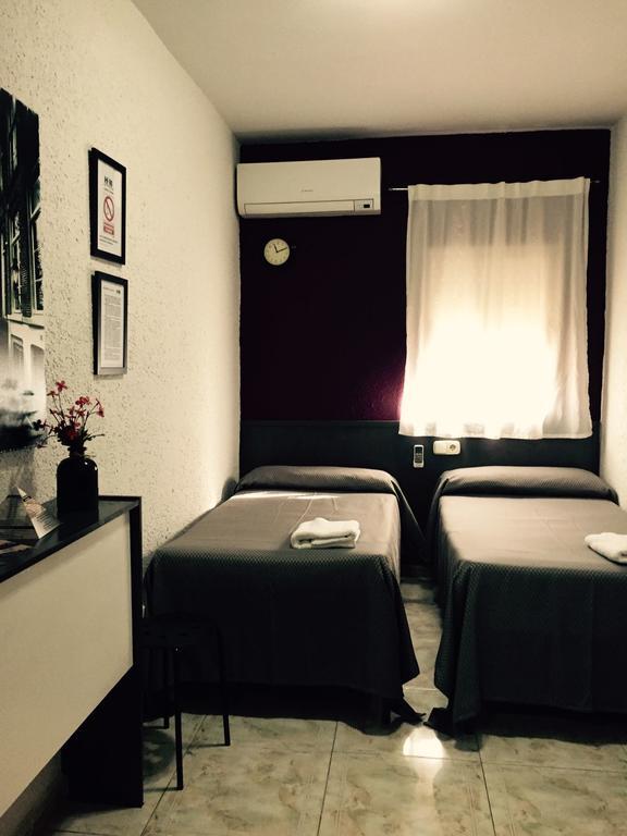 Hostal Restaurante Avenida De Madrid Terrassa Dış mekan fotoğraf