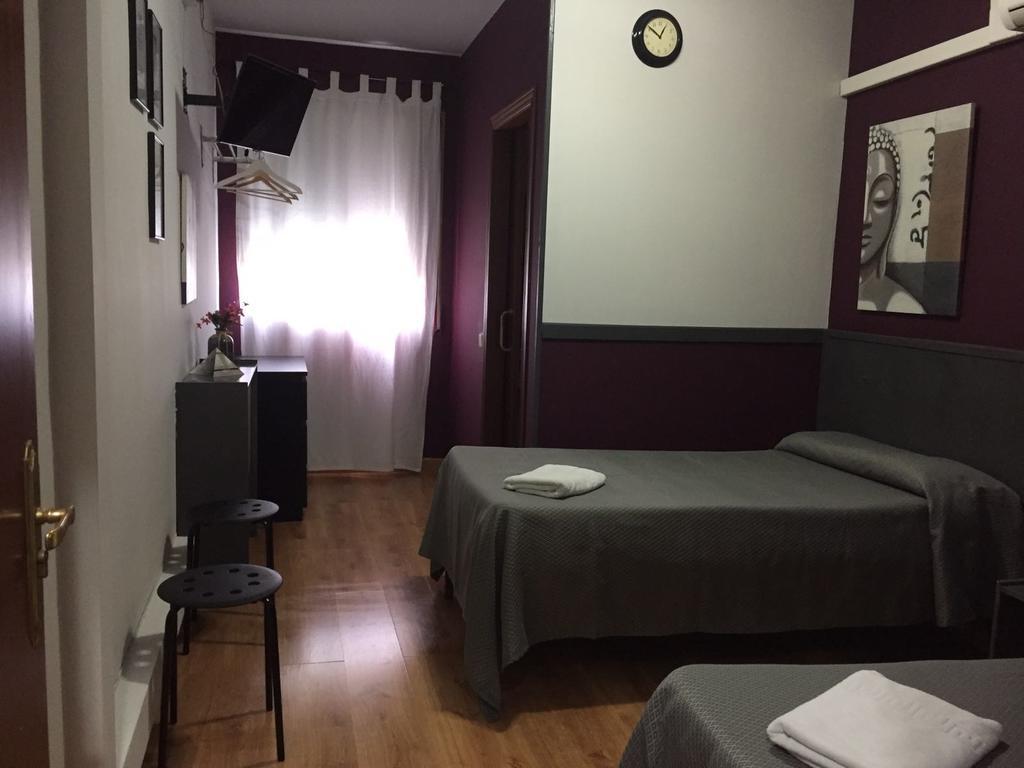 Hostal Restaurante Avenida De Madrid Terrassa Dış mekan fotoğraf