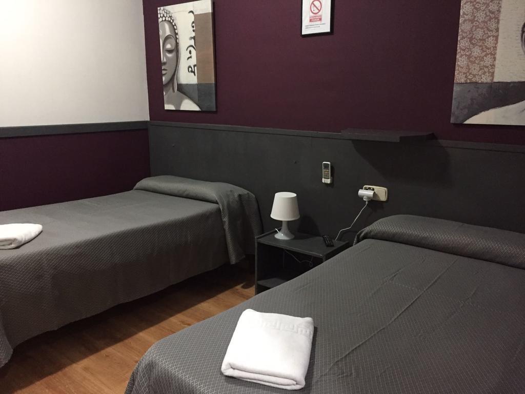 Hostal Restaurante Avenida De Madrid Terrassa Dış mekan fotoğraf
