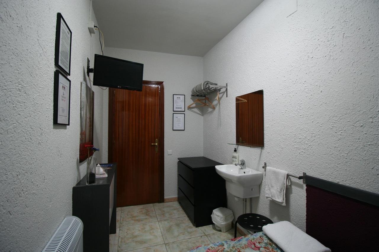 Hostal Restaurante Avenida De Madrid Terrassa Dış mekan fotoğraf